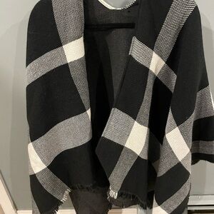 Reversible NWT Banana Republic - one size Poncho 🖤🤍
